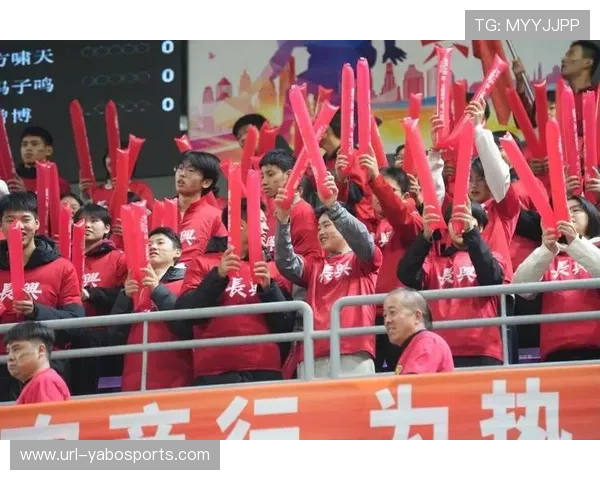 潜江龙湾镇双加时鏖战：球员累到扶腰，球迷呐喊震彻夜空